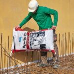 Ein Arbeiter beim Einstreuen von Hyperlyte-KD in eine Stahlbetonkonstruktion. Bilder: Knauf Aquapanel/Ekkehard Reinsch
