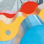 Charmantes Stadtmobiliar mit intensiven Farben dank OPTACOLOR®: die Betonwellen in Dessau. Bild: Opterra