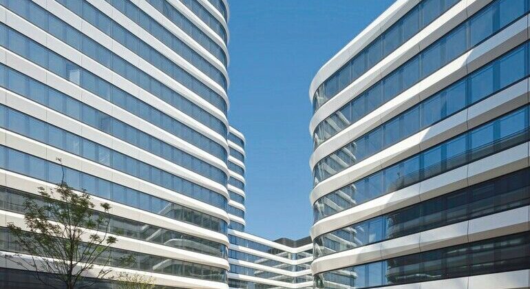 Flow Europa Center in Frankfurt: Den Sonnenschutz stellen KSP Engel mit Prallscheiben aus Sonnenschutzglas vor der eigentlichen Fassade sicher.