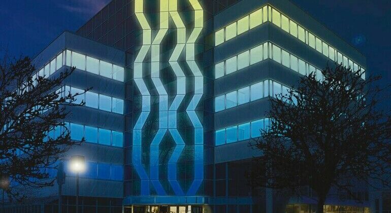 Glasfassade mit LEDs bei Nacht