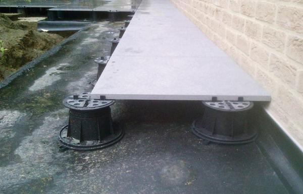 Höhenverstellbare Stelzlager erleichtern den Bau von erhöhten Böden im Außenbereich. Bild: Buzon Pedestal