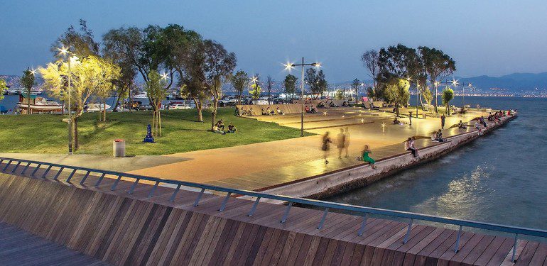 Fußgängerbrücke und Lounge sind die neuen Hotspots für die Stadtbewohner von Izmir, realisiert mit thermisch modifizierter Amerikanische Esche. Bild: Ahec