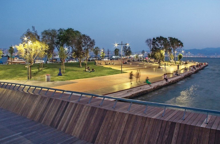 Fußgängerbrücke und Lounge sind die neuen Hotspots für die Stadtbewohner von Izmir, realisiert mit thermisch modifizierter Amerikanische Esche. Bild: Ahec