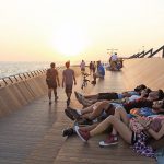 Bereits auf der Brücke lässt sich die Bucht im Gehen, Sitzen oder Liegen genießen – auf stufenförmig angeordneten Holzflächen. Bild: ZM Yasa Architekturphotographie