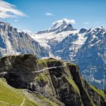 Der Gipfelrundweg First Cliff Walk besteht aus einem Felssteg, einer Hängebrücke und einem Aufstiegssteg mit spektakulärem Aussichtspunkt Richtung Eiger. Bilder: Jakob Rope Systems