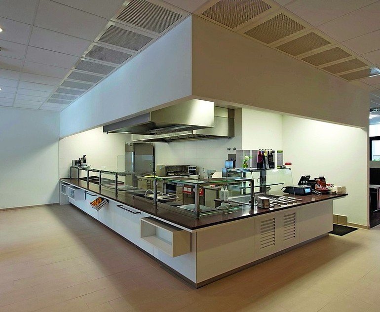 Lösemittelfreie Flüssigabdichtung für den Innenraum einer Cafeteria. Bild: Wolfgang Hauck Fotodesign | Kemper System