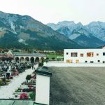 Freiräume konnten geschaffen werden durch die Erweiterung einer denkmalgeschützten Volksschule in Tirol - nicht zuletzt durch einen neuen Dorfplatz. Bild: Bengt Stiller