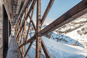 Holzfassade eines alpinen Chalets in Tirol