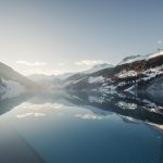 Infinity Pool mit Bergblick in der Hotelanlage Bergwiesenglück in See in Tirol