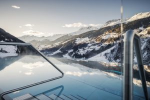 Infinity Pool mit Bergblick in Tirol