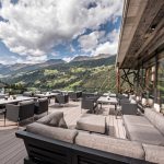 Aussichtsterrasse mit Panoramablick im Chaletresort Bergwiesenglück in See in Tirol