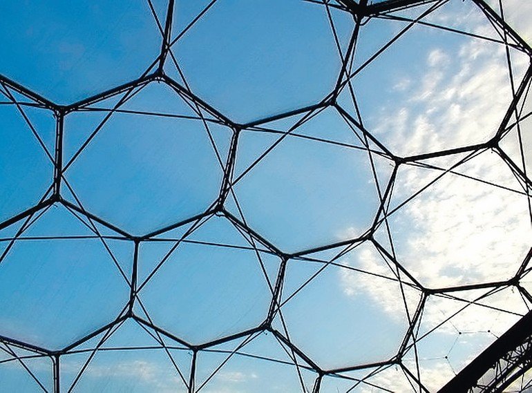 Wabenförmige Gitterkonstruktion überspannt ein Gelände, Blick von unten in den Himmel. Bild: CMC Klebetechnik