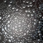 Kompositmaterial mit kunstvoll eingeschlossenen Luftblasen, schwarz. Bild: Design Composite