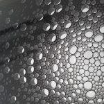 Kompositmaterial mit kunstvoll eingeschlossenen Luftblasen, schwarz. Bild: Design Composite