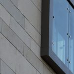 Fassade aus Natursteinplatten. Bild: Heck Wall Systems