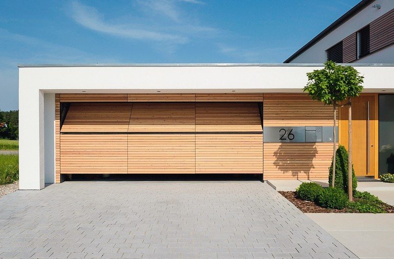 Haus mit fast geschlossenem Garagetor mit Falttechnik. Bild: Sven Rahm fotografie