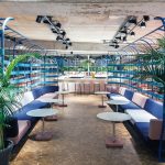 Hipper Berliner Lifestyle unter Palmen: Sorgsam ausgewählte Kunstpflanzen ergänzen das „Palm-Springs-Konzept“ von Studio Aisslinger. Bilder: Patricia Parinejad