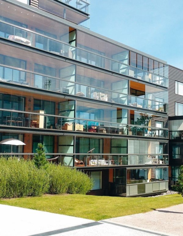Für elegante und geradlinige Balkonfassadenlösungen im skandinavischen Design bietet das finnische Unternehmen Lumon Ganzglasgeländer an. Bild: Lumon