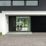 Die verglaste Haustür bietet einen kompletten Durchblick. Bild: Heiderich Architekten, Bastian Kramer