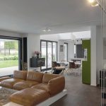 Der offene Wohnraum verbindet Wohnzimmer, Essbereich und Küche. Bild: Heiderich Architekten, Bastian Kramer