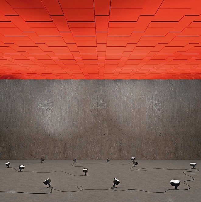 Raum mit roter Kacheldecke, die von am Boden verteilten Lampenn angestrahlt wird. Bild: Paroc