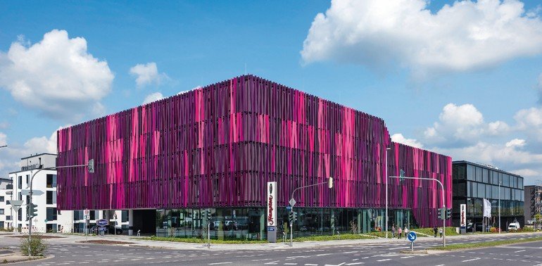 Vorhangfassade aus purpurfarben leuchtenden Aluminiumblechen. Bild: Jens Kirchner
