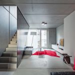 Schmale Stahlplatten als Trennung zwischen Treppe und Wohnraum