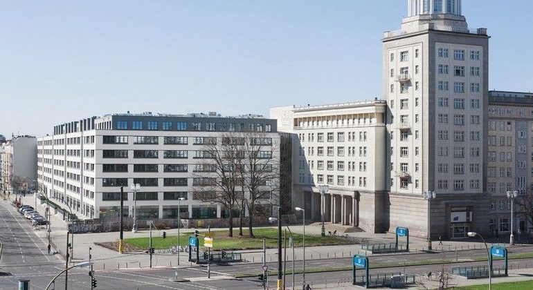 Umbau des alten DDR-Bürobaus zu 485 Studentenwohnungen und 82 Mikroapartments