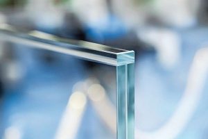 Ästhetischer Glas-Kantenschutz für Glasgeländer bzw. Glasbrüstungen