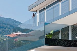 Ganzglasgeländer „Swissrailing Flat“ von Glas Trösch