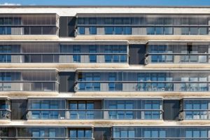 Durchgängige Fassadenoptik mit Balkonbrüstung in Vollglasoptik