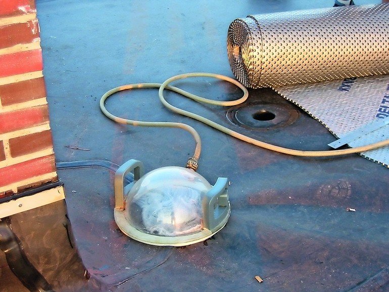 Abdichtung von Flachdächern mit verlässlicher Dichtheitsprüfung der Schweißnähte durch Druckluft- und Vakuum-Prüfverfahren. Bild: ABG