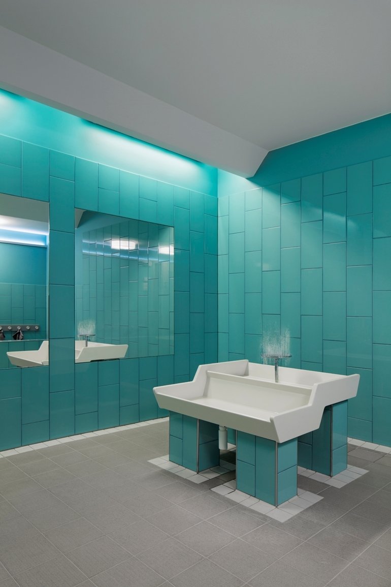 Beim Umbau einer Kita in Berlin wurden kindgerechte Farben zur Orientierung verwendet: Die Badgestaltung erfolgte mit Wandfliesen in Blau, Gelb und Grün. Bild: Rako