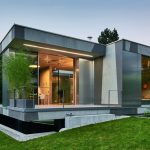 Bei einem frei steihenden Einfamilienhaus in der Nähe des Starnberger Sees dominiert die raumhohe Verglasung mit Schiebefenster, ergänzt von einem Lichthof. Bilder: Solarlux