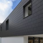 Dunkle Faserzementplatten umhüllen Dach und Fassade. Bild: Bucher | Hüttinger - Architektur Innen-Architektur