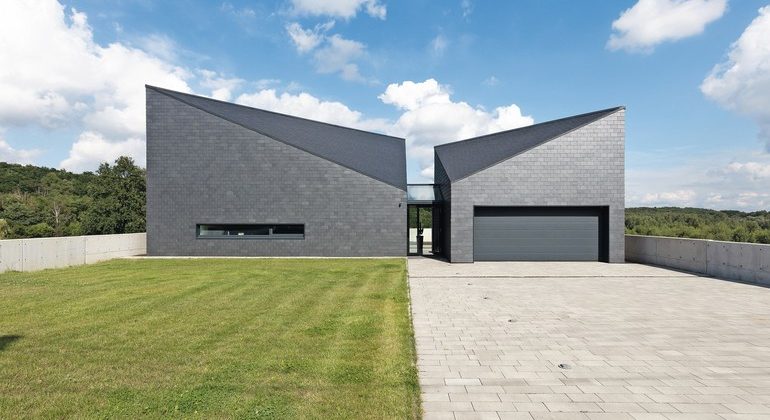 Schiefer-Rechteck-Doppeldeckung für Neubau eines Einfamilienhauses. Bilder: Rathscheck Schiefer
