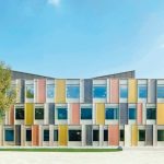 Glasfassade mit integriertem Sonnenschutz für ein Schulgebäude in Horw in der Schweiz