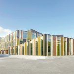 Glasfassade mit integriertem Sonnenschutz für ein Schulgebäude in Horw in der Schweiz