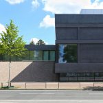 Schwarze Betonfassade eines Museums. Bild: Schörghuber