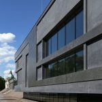 Schwarze Betonfassade eines Museums. Bild: Schörghuber