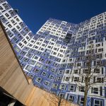 Identitätsstiftend: Die Fassade erinnert an einen weißblauen niederländischen Wolkenhimmel, besteht aber aus eigens glasierten Klinkerriemchen. Bild: Michael van Oosten