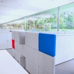 Bei hohem Anspruch an Flexibilität einzelner Räume, zum Beispiel in offenen Bürolandschaften, eignet sich die Variante Set T, die zwei Arbeitsplätze voneinander trennt. Bild: Patrick Rupp