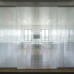 Semitransparente Besprechungsbox mit zwei Schiebetüren. Bild: Stefan Müller-Naumann, München, Architektur: Florian Nagler Architekten