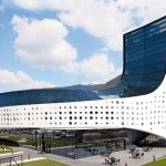 Metallfassade mit beleuchteten Fensterelementen für eine neue Firmenzentrale in Brixen in Südtirol