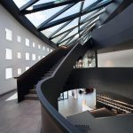 Metallfassade mit beleuchteten Fensterelementen für eine neue Firmenzentrale in Brixen in Südtirol