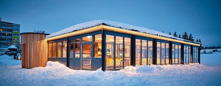Glas-Faltwand mit Wärmedämmung und barrierefreier Bodenschiene: Ein Feldberger Restaurant an der Skipiste bietet großzügige, öffenbare Glasfassaden