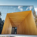 Goldene Aluminiumfassade für Weinhaus und Wellnessbereich mit Prefalz/Falzonal-Elementen. Bild: Prefa/Croce