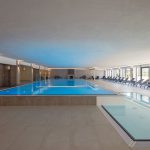 Wellnessbereich mit Schwimmbad im Hotel Prora Solitaire. Er verfügt über Fußbodenheizung, Lüftungsanlagen mit Wärmerückgewinnung sowie Luftentfeuchtung. Bild: Empur