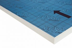 Beste Dämmwerte bei niedrigen Aufbauhöhen bieten die PIR-Dämmstoffplatten „Efyos blue“ von Soprema für flache und flach geneigte Dächer. Bild: Soprema