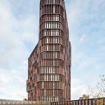 15 Stockwerke hoch und organisch geschwungen beeindruckt die Glas-Beton-Kupfer-Fassade aus jedem Blickwinkel. Bild: Adam Mörk